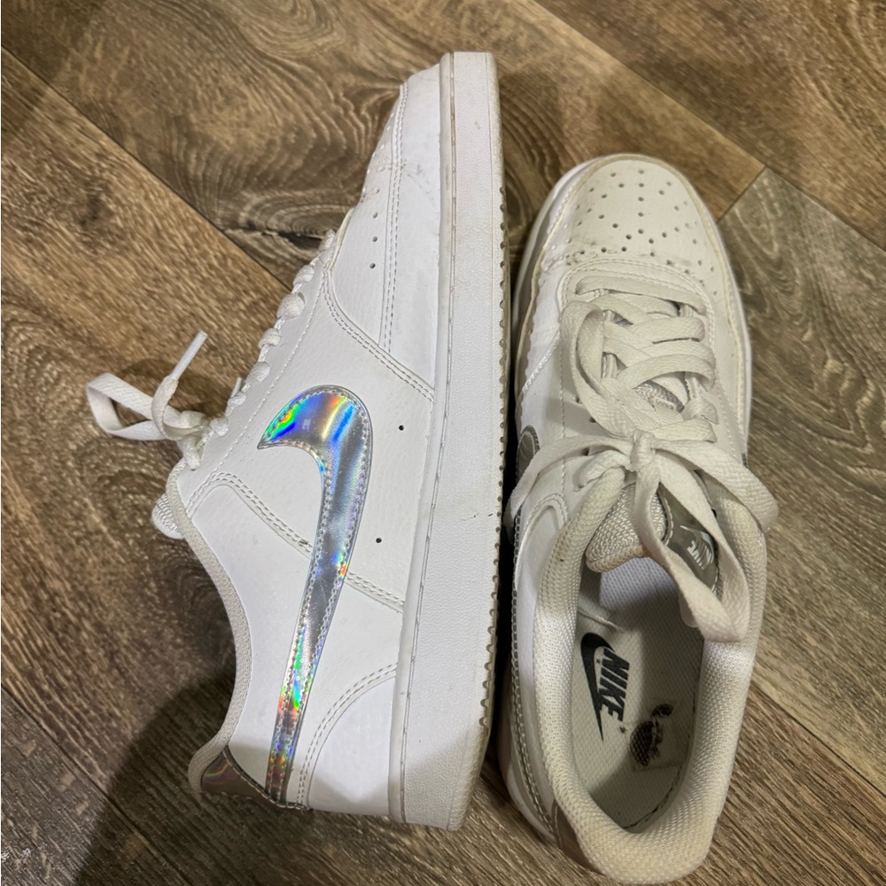 Authentic Nike sneakers. I have loved these shoes, they are very comfortable.